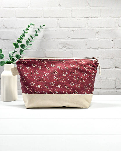 Stricktasche mit beerefarbenem Streublumen-Muster, hellem Canvas-Boden und Reißverschluss. Platz für 200g Wolle. Handgenäht in Bayern von Nadelmikado.
