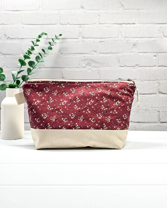 Stricktasche mit beerefarbenem Streublumen-Muster, hellem Canvas-Boden und Reißverschluss. Platz für 200g Wolle. Handgenäht in Bayern von Nadelmikado.