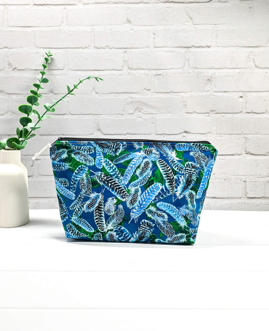 Projekttasche Isvind S Blue Feathers Feder Muster blau mit Reißverschluss - handgenäht in Bayern von Nadelmikado