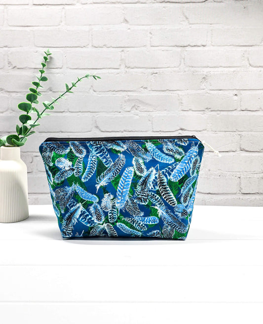 Projekttasche Isvind S Blue Feathers Feder Muster blau mit Reißverschluss - handgenäht in Bayern von Nadelmikado