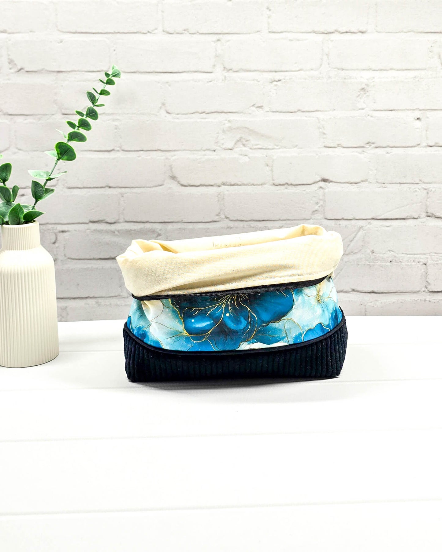 Handgemachte Projekttasche Isvind in Größe S mit blauen Aquarellblüten und einem Taschenboden aus schwarzem Breitcord. Handgenäht in Bayern von Nadelmikado. 