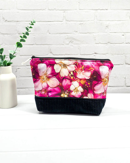 Handgemachte Projekttasche Isvind in Größe S mit magentafarbenen Aquarellblüten, Goldakzenten und einem Taschenboden aus schwarzem Breitcord. Handgenäht in Bayern von Nadelmikado