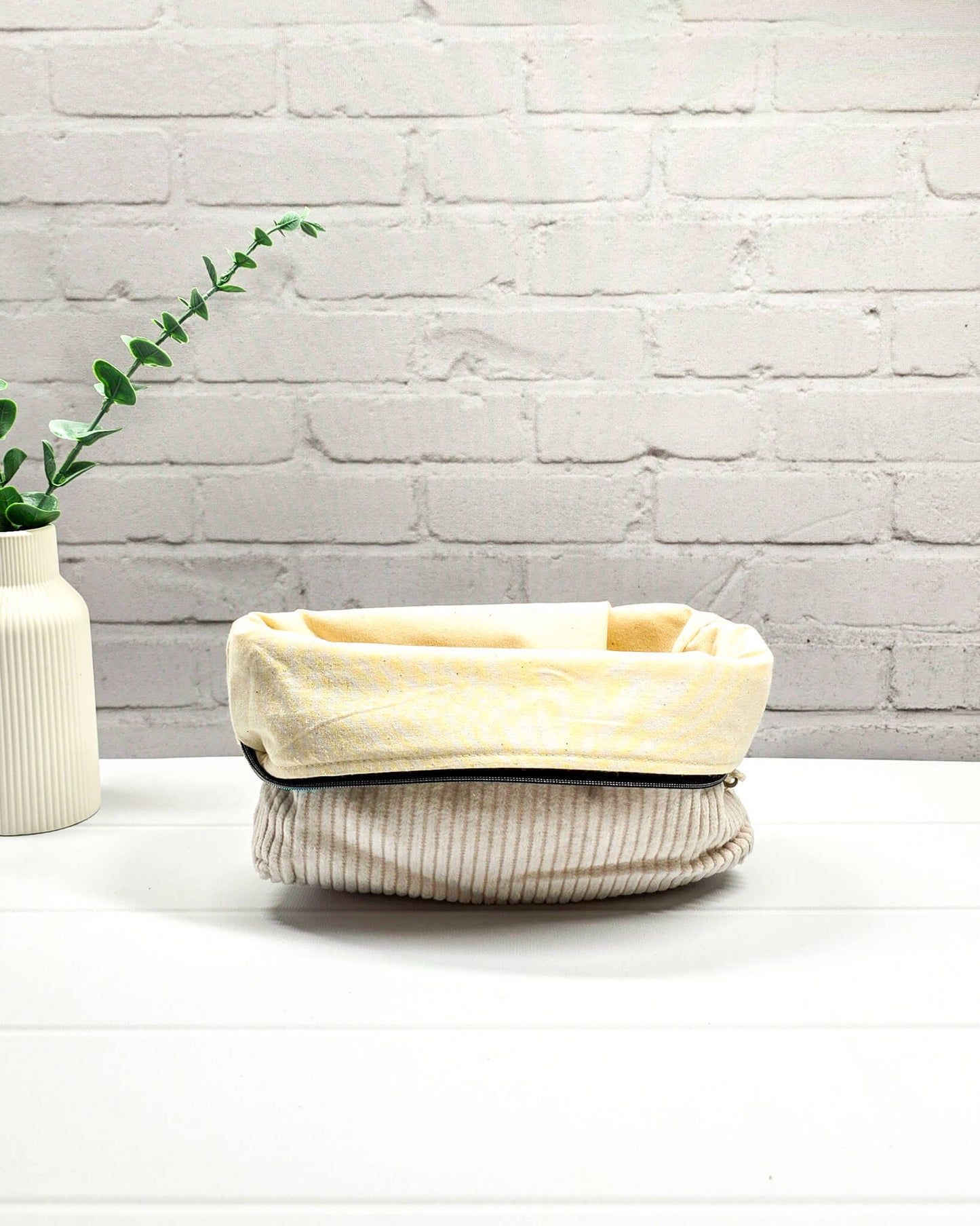 Handgefertigte Projekttasche Isvind S aus hellem naturweißem Cordstoff, minimalistische Zubehörtasche für Strickzeug und Wolle - handgenäht in Bayern von Nadelmikado