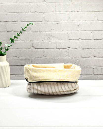 Handgefertigte Projekttasche Isvind S aus hellem naturweißem Cordstoff, minimalistische Zubehörtasche für Strickzeug und Wolle - handgenäht in Bayern von Nadelmikado