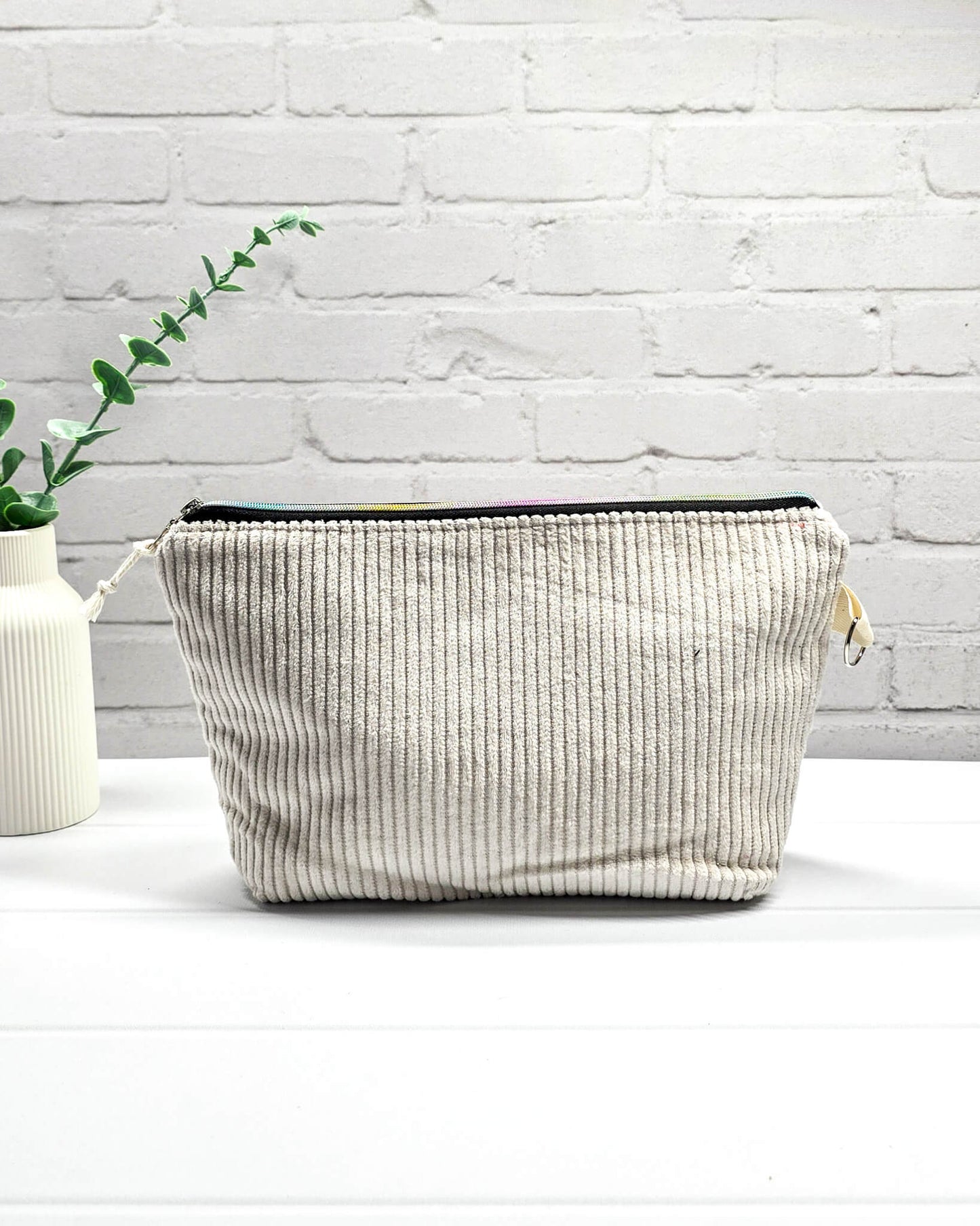 Handgefertigte Projekttasche Isvind S aus hellem naturweißem Cordstoff, minimalistische Zubehörtasche für Strickzeug und Wolle - handgenäht in Bayern von Nadelmikado
