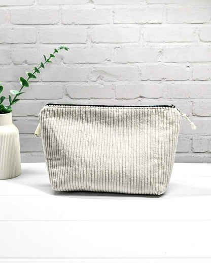 Handgefertigte Projekttasche Isvind S aus hellem naturweißem Cordstoff, minimalistische Zubehörtasche für Strickzeug und Wolle - handgenäht in Bayern von Nadelmikado