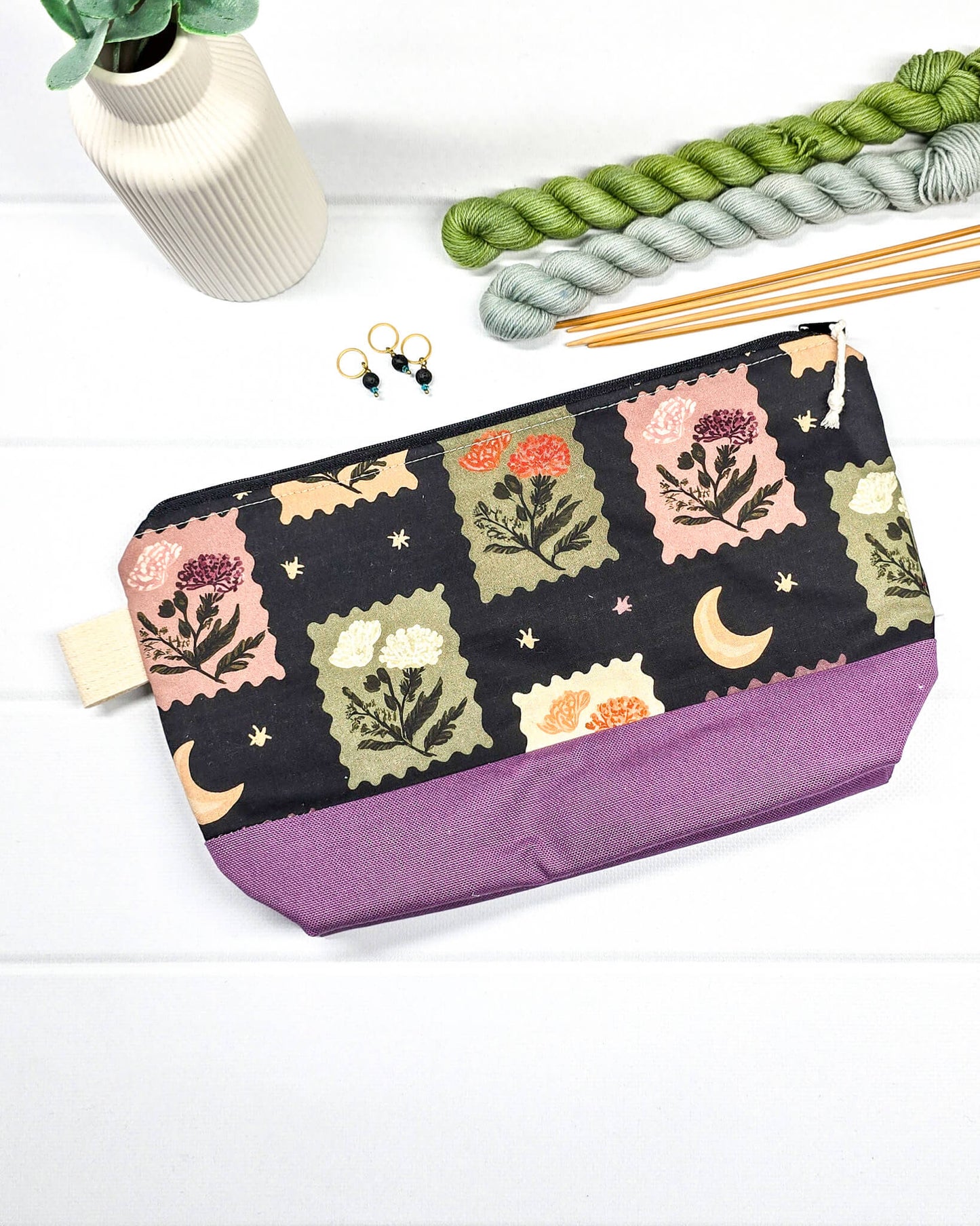 Stricktasche mit Briefmarken- und Blütenmuster, lila Canvas-Boden und Reißverschluss. Platz für 200g Wolle. Handgenäht in Bayern von Nadelmikado.
