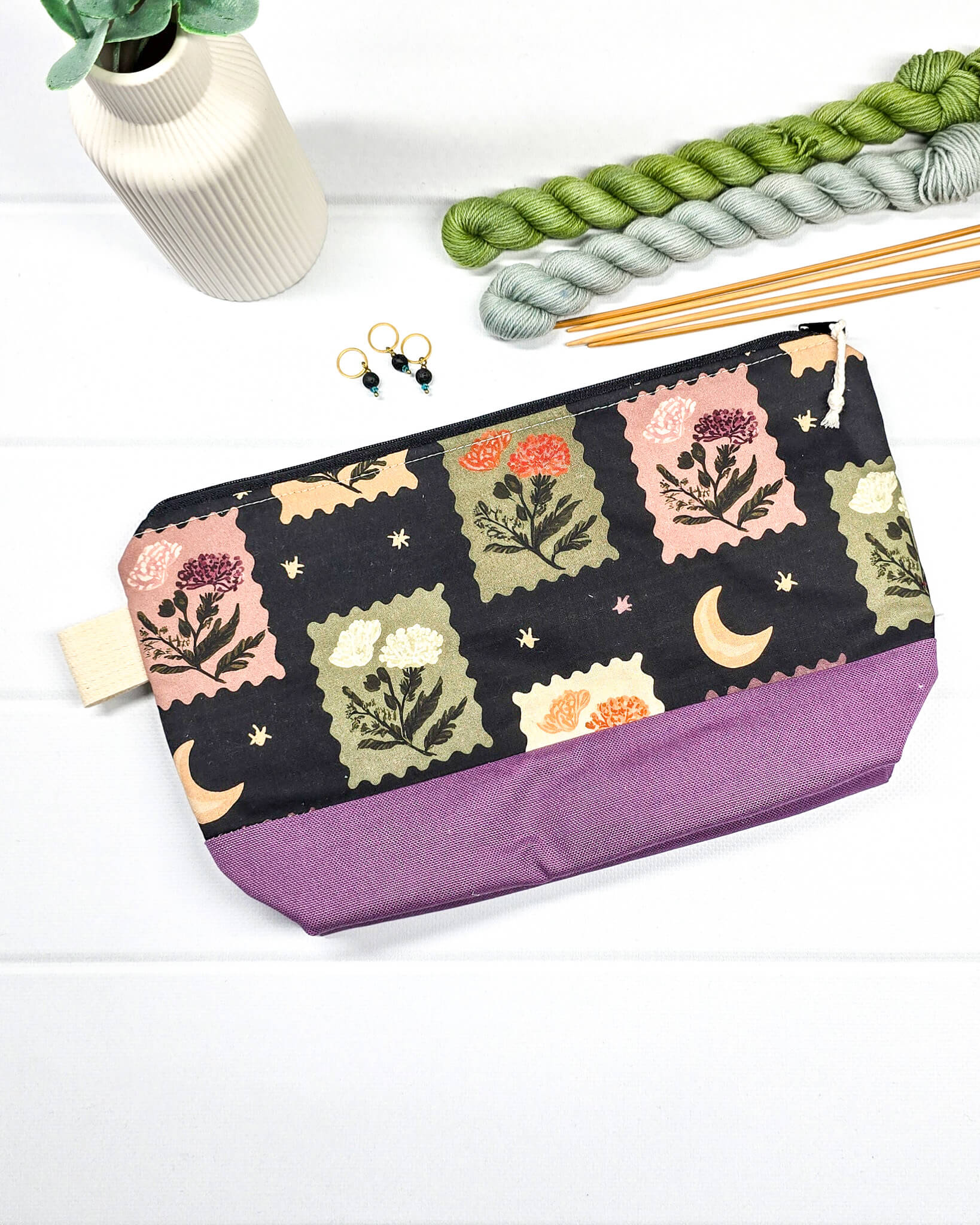 Stricktasche mit Briefmarken- und Blütenmuster, lila Canvas-Boden und Reißverschluss. Platz für 200g Wolle. Handgenäht in Bayern von Nadelmikado.