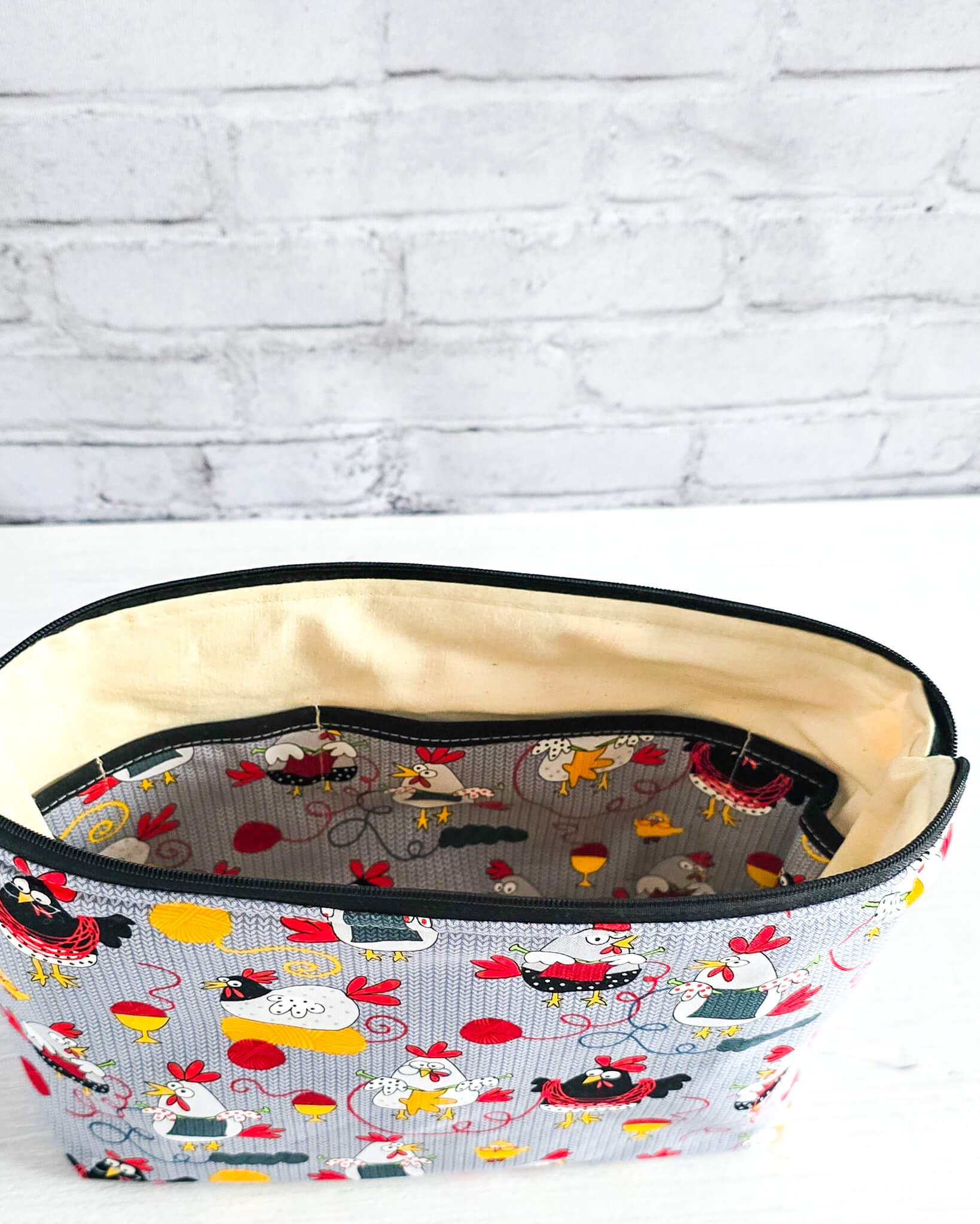 Projekttasche Isvind S Clucky Knits mit Hühner-Motiv und Wolle - handgenäht in Bayern von Nadelmikado