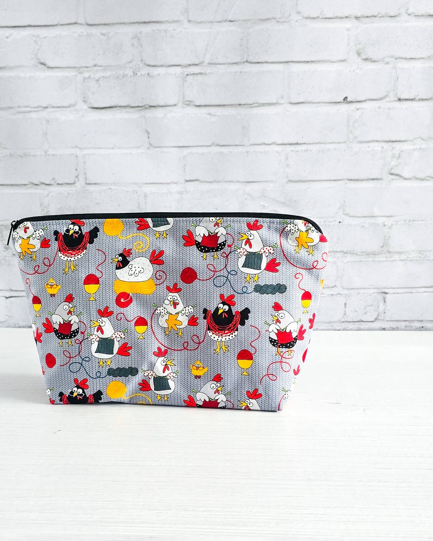 Projekttasche Isvind S Clucky Knits mit Hühner-Motiv und Wolle - handgenäht in Bayern von Nadelmikado