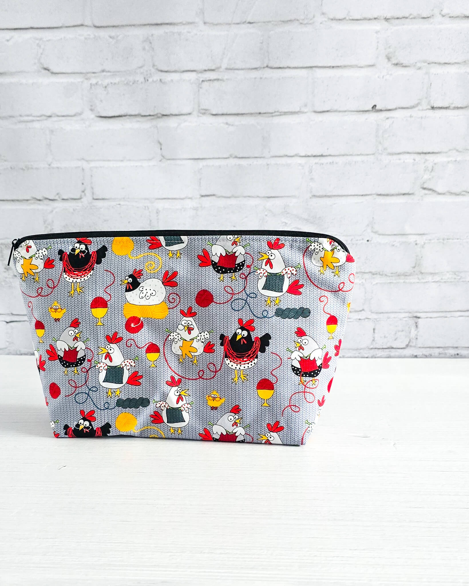 Projekttasche Isvind S Clucky Knits mit Hühner-Motiv und Wolle - handgenäht in Bayern von Nadelmikado