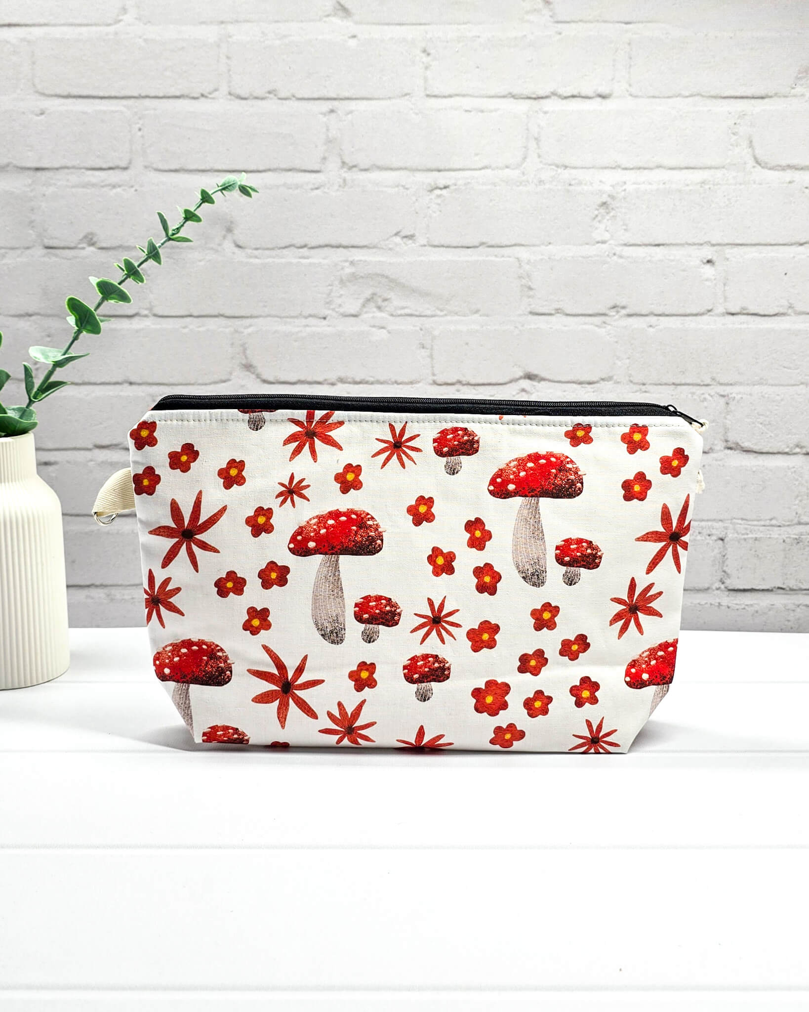 Handgefertigte Projekttasche Isvind S mit Fliegenpilz-Motiv und roten Blumen auf weißem Stoff, kleine Tasche für Strickzeug und Sockenwolle - handgenäht in Bayern von Nadelmikado