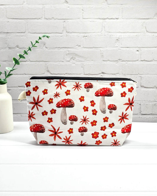 Handgefertigte Projekttasche Isvind S mit Fliegenpilz-Motiv und roten Blumen auf weißem Stoff, kleine Tasche für Strickzeug und Sockenwolle - handgenäht in Bayern von Nadelmikado
