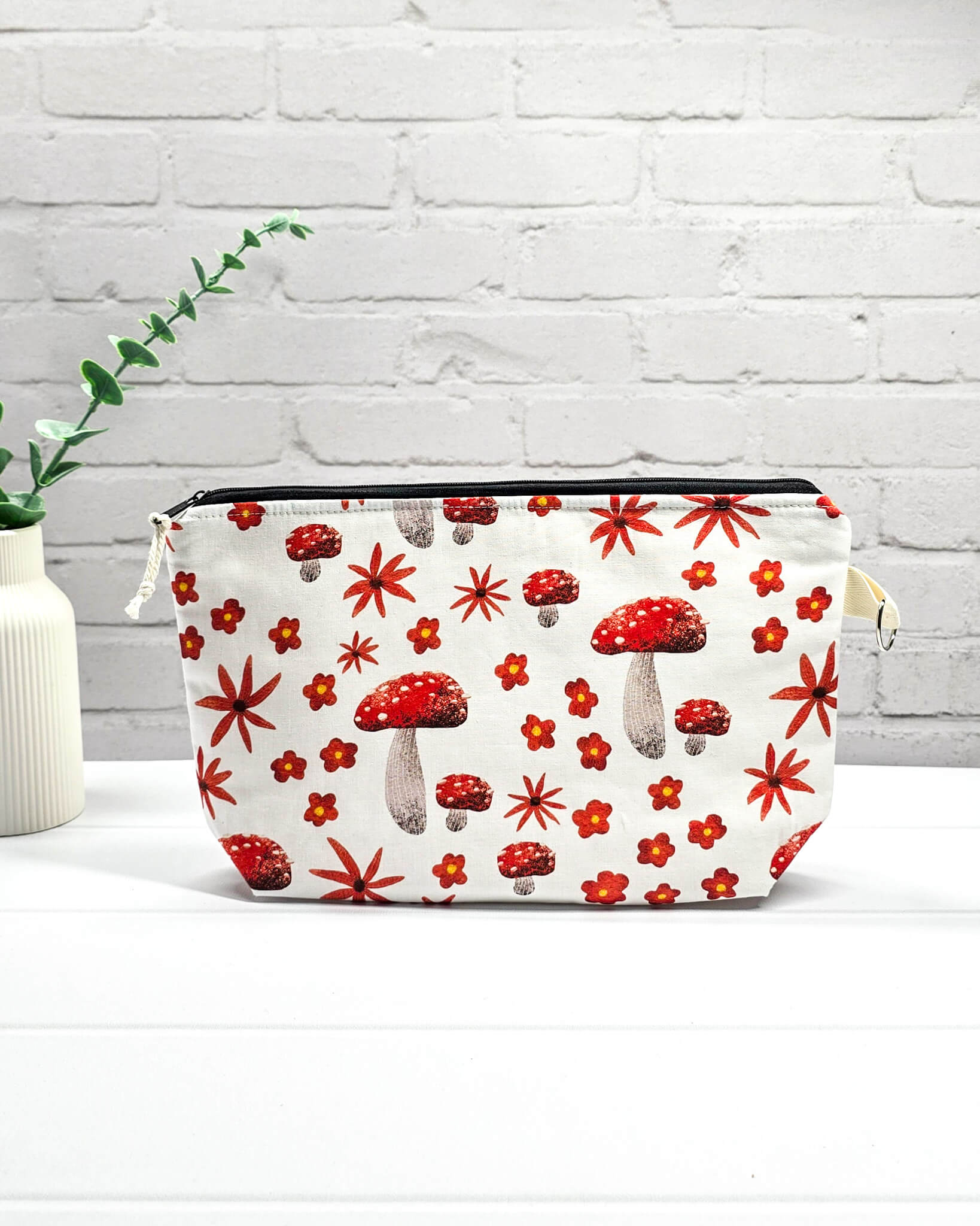 Handgefertigte Projekttasche Isvind S mit Fliegenpilz-Motiv und roten Blumen auf weißem Stoff, kleine Tasche für Strickzeug und Sockenwolle - handgenäht in Bayern von Nadelmikado