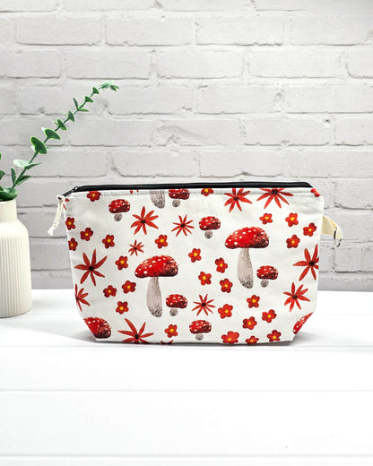 Handgefertigte Projekttasche Isvind S mit Fliegenpilz-Motiv und roten Blumen auf weißem Stoff, kleine Tasche für Strickzeug und Sockenwolle - handgenäht in Bayern von Nadelmikado