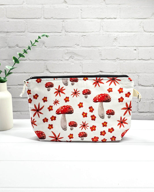 Handgefertigte Projekttasche Isvind S mit Fliegenpilz-Motiv und roten Blumen auf weißem Stoff, kleine Tasche für Strickzeug und Sockenwolle - handgenäht in Bayern von Nadelmikado