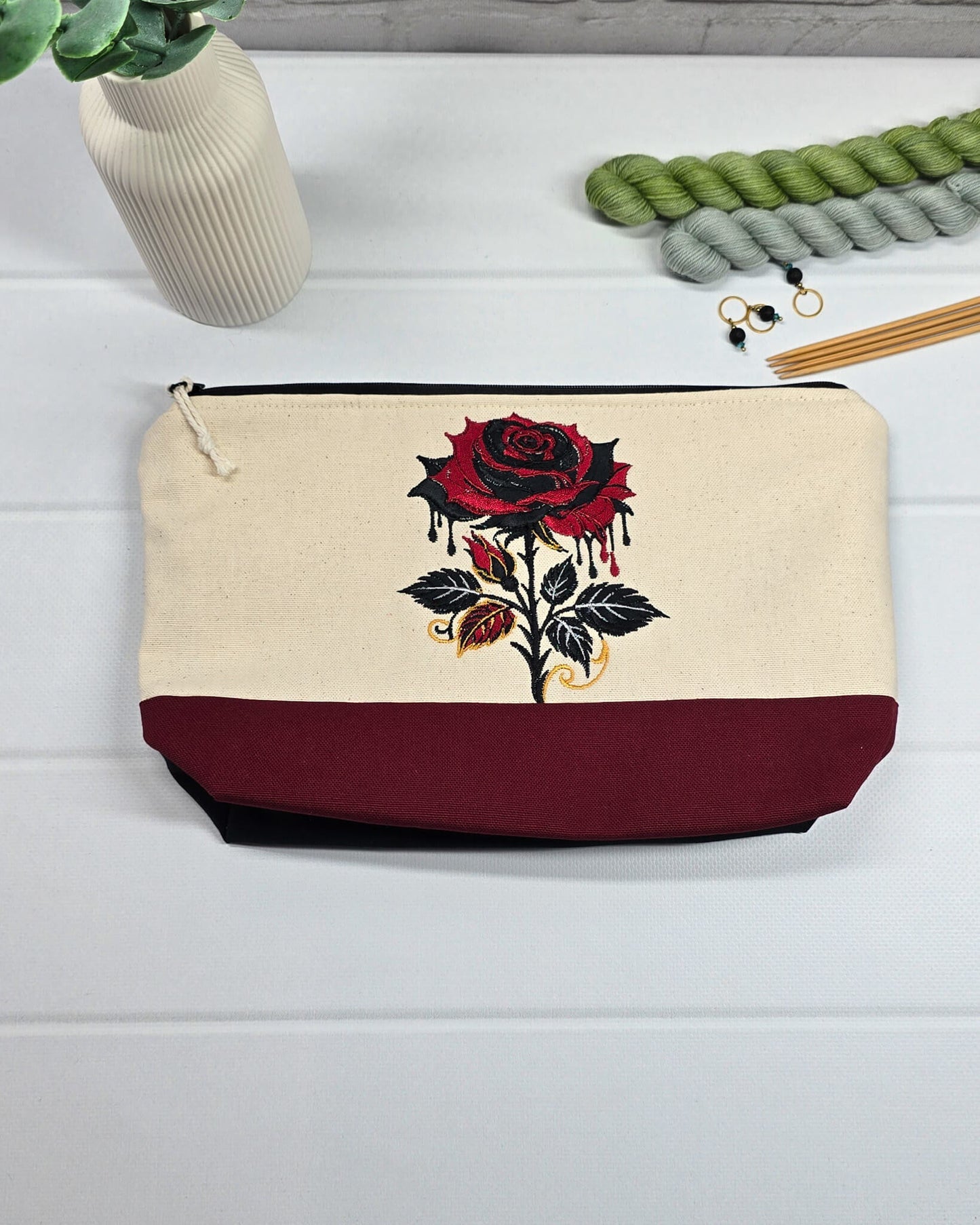 Projekttasche Isvind S aus hellem Canvas und Bordeaux mit gestickter Gothic Rose und schwarzem Reißverschluss. Handgenäht in Bayern von Nadelmikado.
