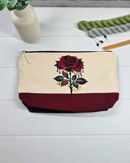 Projekttasche Isvind S aus hellem Canvas und Bordeaux mit gestickter Gothic Rose und schwarzem Reißverschluss. Handgenäht in Bayern von Nadelmikado.