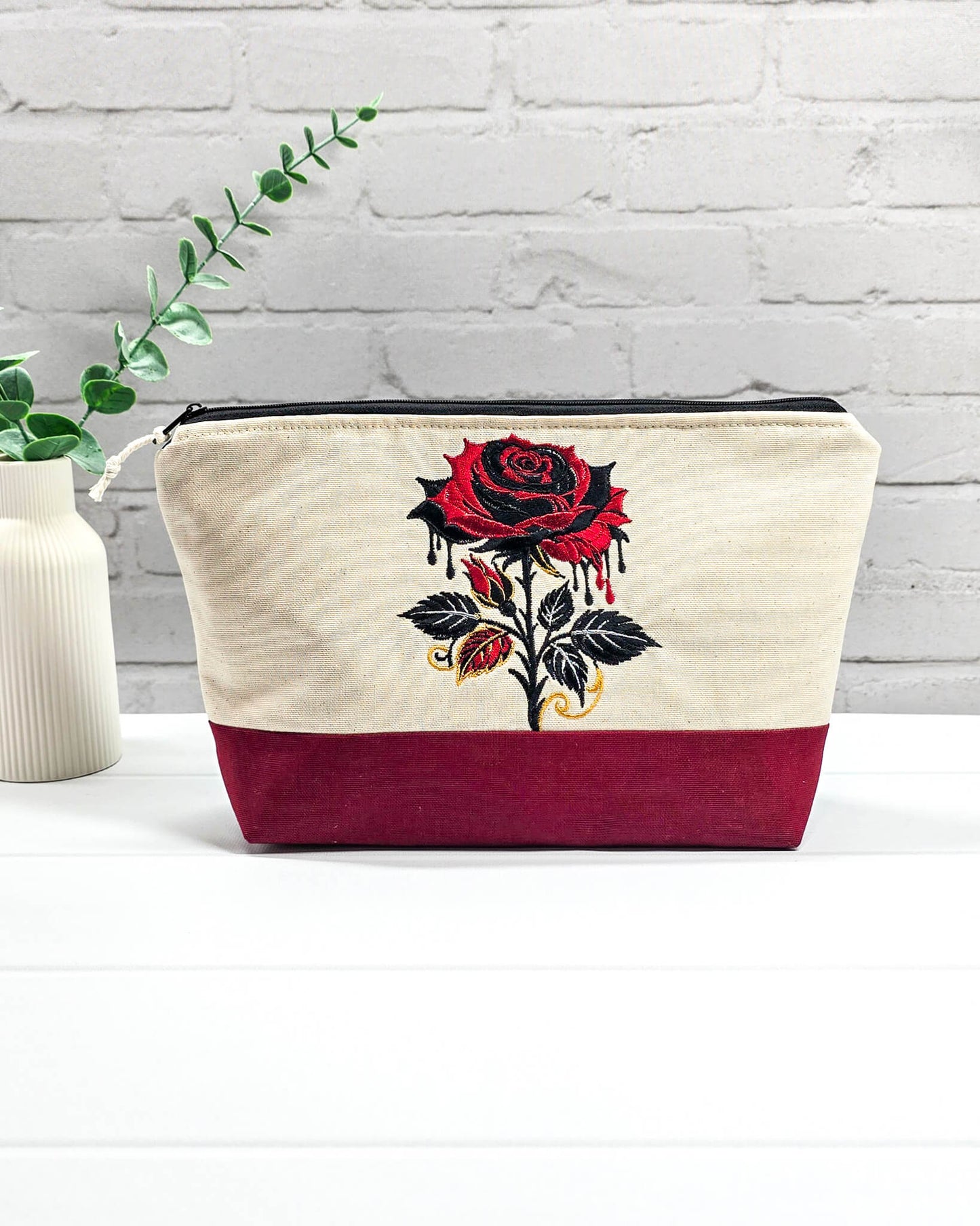 Projekttasche Isvind S aus hellem Canvas und Bordeaux mit gestickter Gothic Rose und schwarzem Reißverschluss. Handgenäht in Bayern von Nadelmikado.