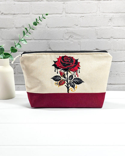 Projekttasche Isvind S aus hellem Canvas und Bordeaux mit gestickter Gothic Rose und schwarzem Reißverschluss. Handgenäht in Bayern von Nadelmikado.