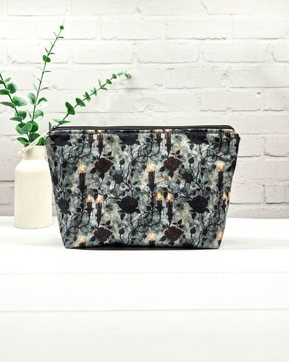 Projekttasche Isvind Größe S mit schwarzen und dunkelroten Rosen, brennenden Kerzen und verschnörkelten Ranken auf grau marmoriertem Stoff. Mit Reißverschluss für Strickprojekte bis 200 g Wolle. Handgenäht in Bayern von Nadelmikado.