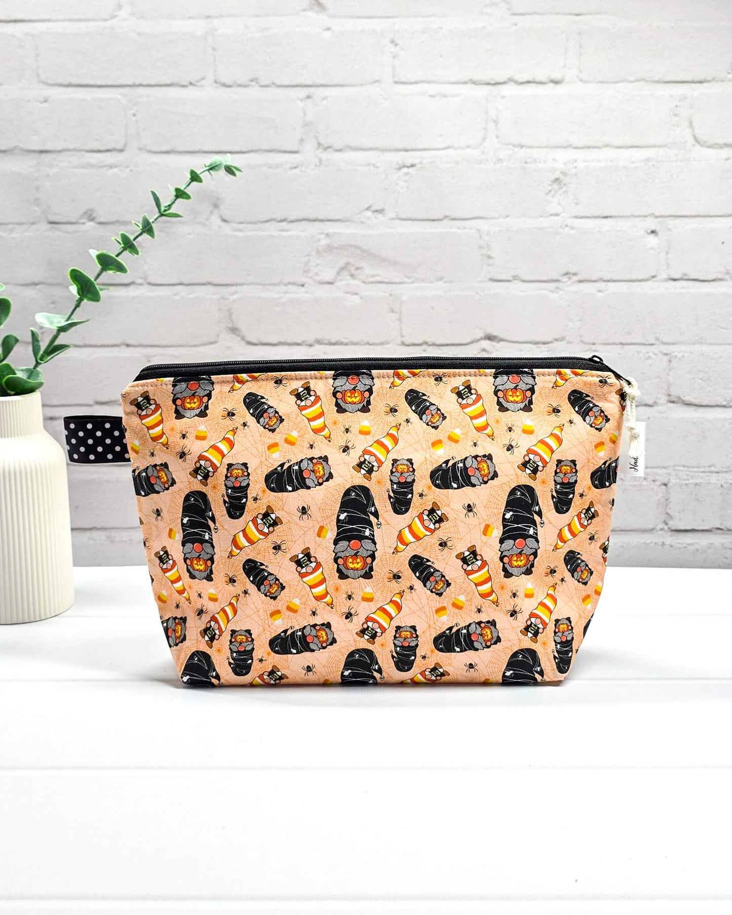 Handgefertigte Projekttasche Isvind S mit Halloween-Gnom-Motiv und Spinnennetzen auf hellem Orange, kleine Strickzeugtasche für Wolle und Nadeln - handgenäht in Bayern von Nadelmikado
