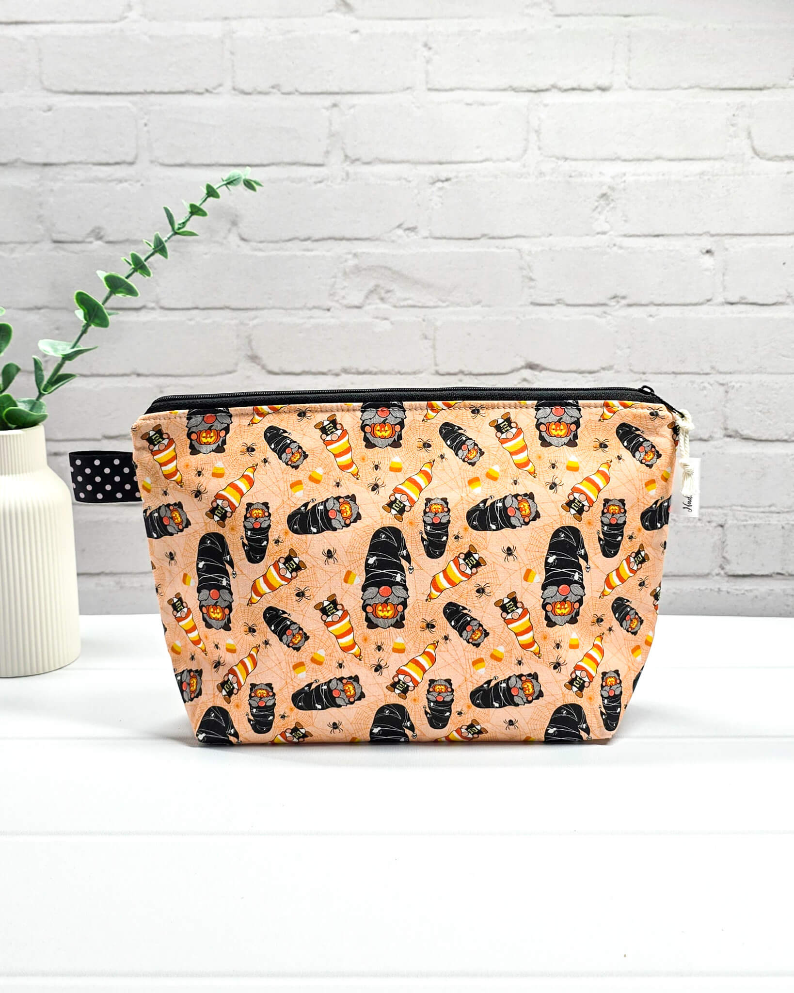 Handgefertigte Projekttasche Isvind S mit Halloween-Gnom-Motiv und Spinnennetzen auf hellem Orange, kleine Strickzeugtasche für Wolle und Nadeln - handgenäht in Bayern von Nadelmikado