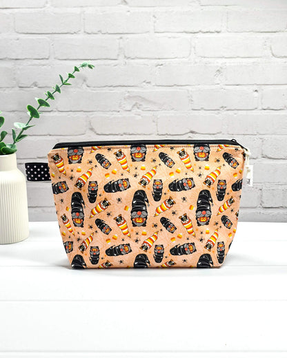 Handgefertigte Projekttasche Isvind S mit Halloween-Gnom-Motiv und Spinnennetzen auf hellem Orange, kleine Strickzeugtasche für Wolle und Nadeln - handgenäht in Bayern von Nadelmikado