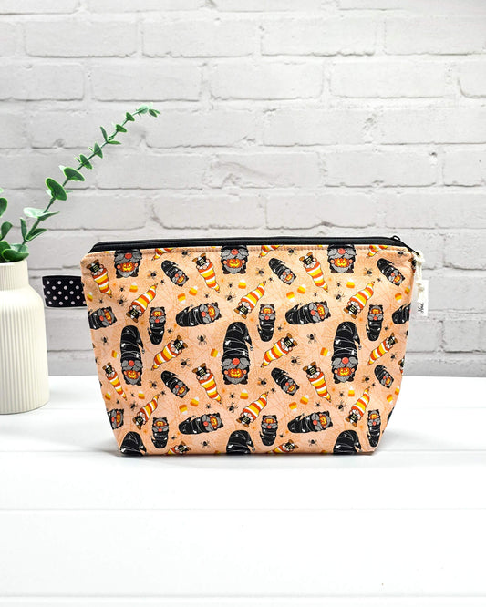 Handgefertigte Projekttasche Isvind S mit Halloween-Gnom-Motiv und Spinnennetzen auf hellem Orange, kleine Strickzeugtasche für Wolle und Nadeln - handgenäht in Bayern von Nadelmikado
