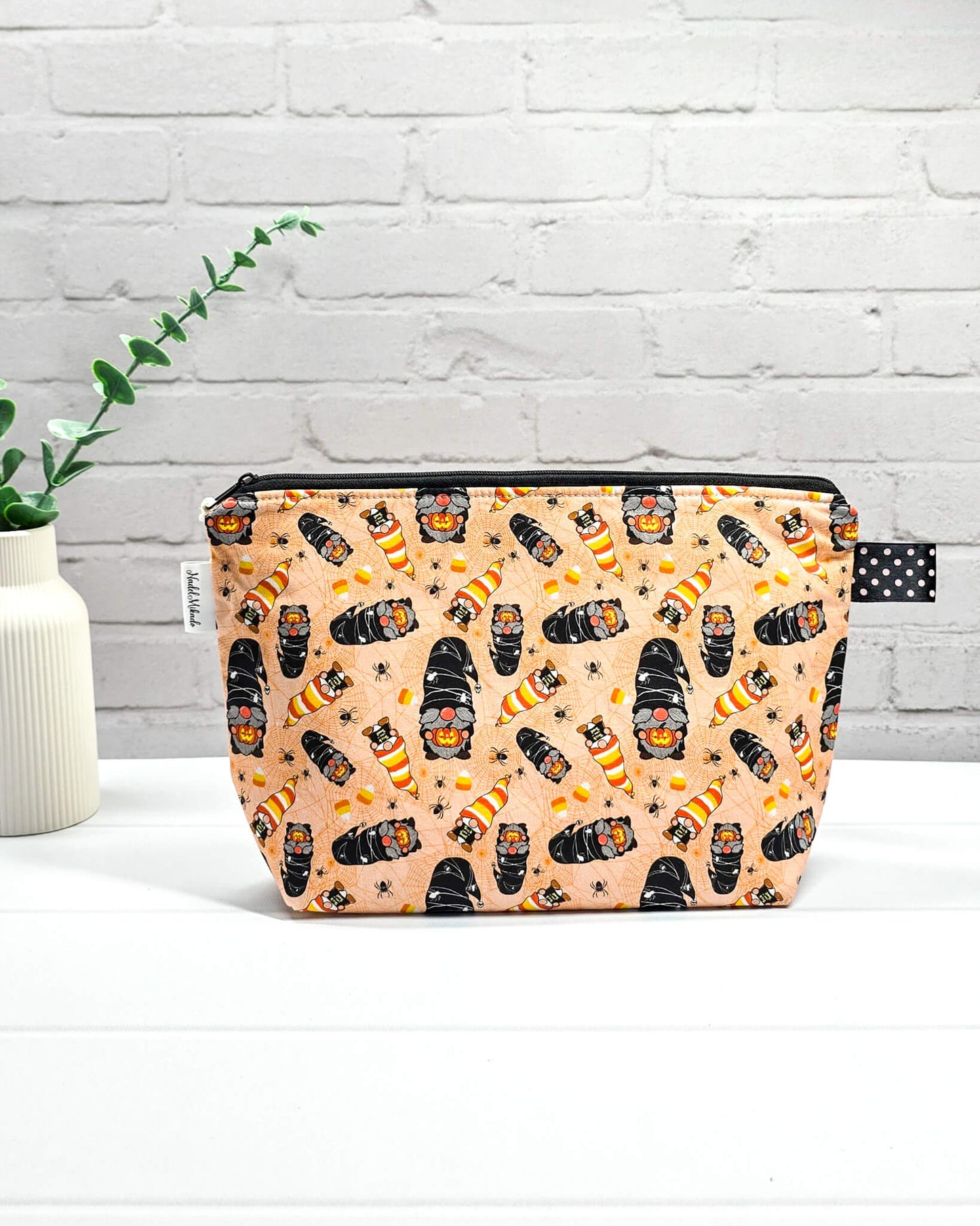 Handgefertigte Projekttasche Isvind S mit Halloween-Gnom-Motiv und Spinnennetzen auf hellem Orange, kleine Strickzeugtasche für Wolle und Nadeln - handgenäht in Bayern von Nadelmikado