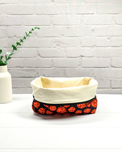Kleine Projekttasche Isvind S mit Halloween-Kürbis-Motiv auf schwarzem Stoff, handgefertigte Strickzeugtasche für Nadeln und Wolle - handgenäht in Bayern von Nadelmikado