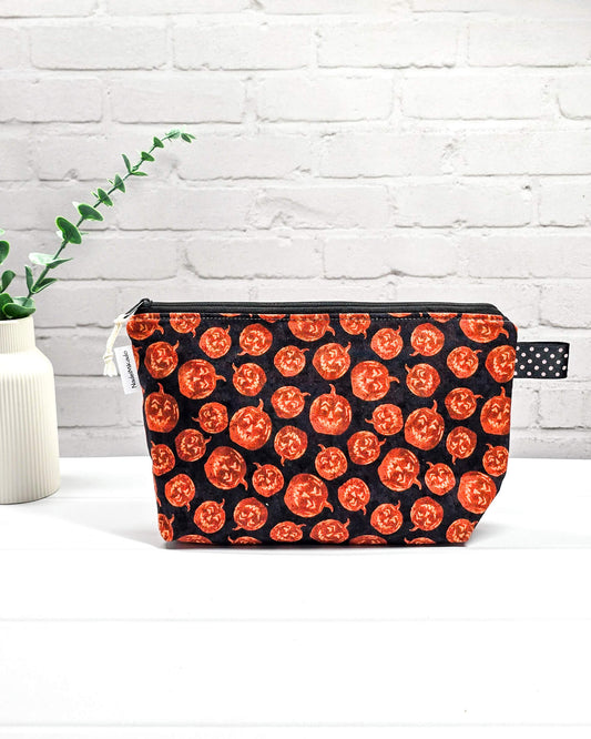 Kleine Projekttasche Isvind S mit Halloween-Kürbis-Motiv auf schwarzem Stoff, handgefertigte Strickzeugtasche für Nadeln und Wolle - handgenäht in Bayern von Nadelmikado