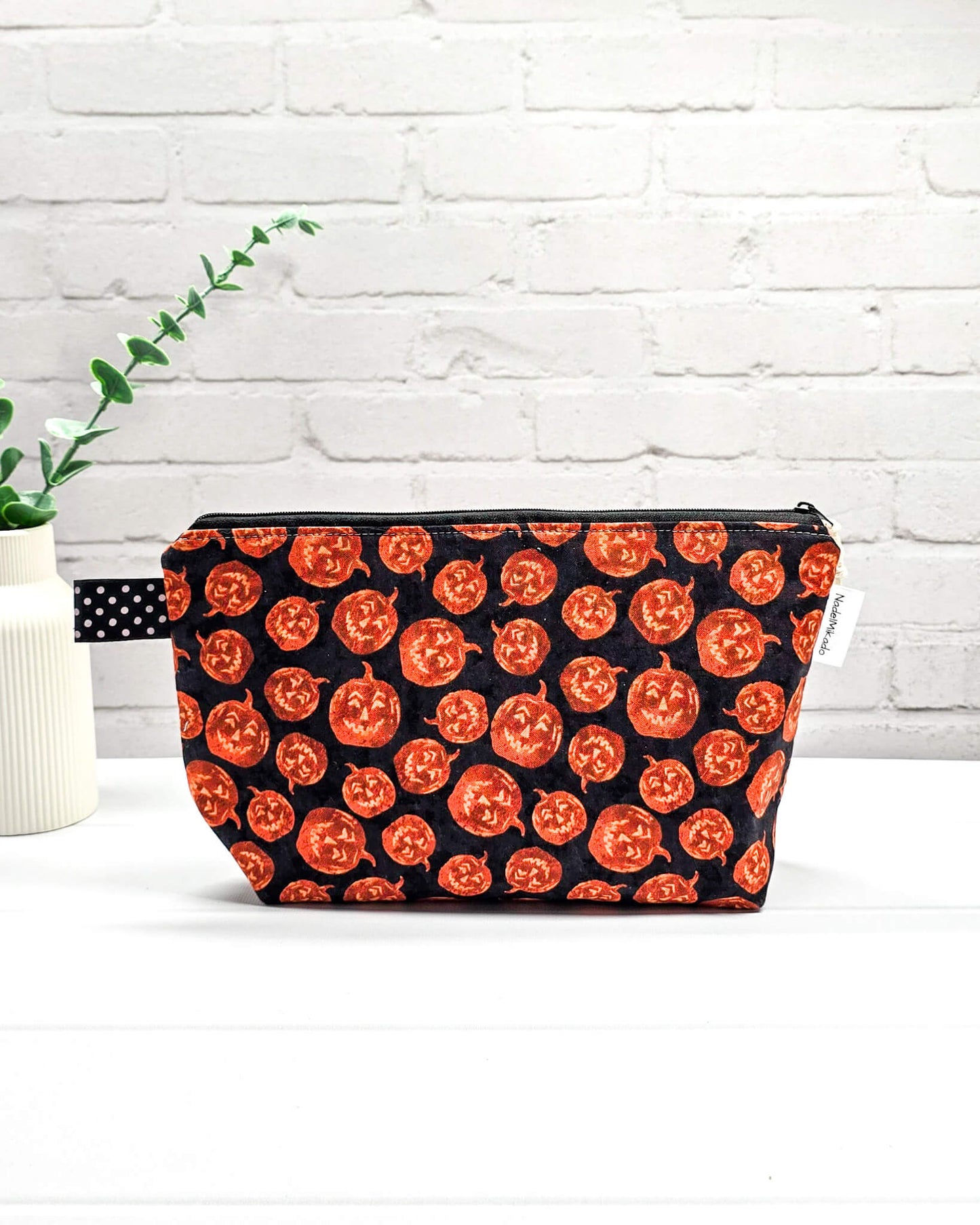 Kleine Projekttasche Isvind S mit Halloween-Kürbis-Motiv auf schwarzem Stoff, handgefertigte Strickzeugtasche für Nadeln und Wolle - handgenäht in Bayern von Nadelmikado