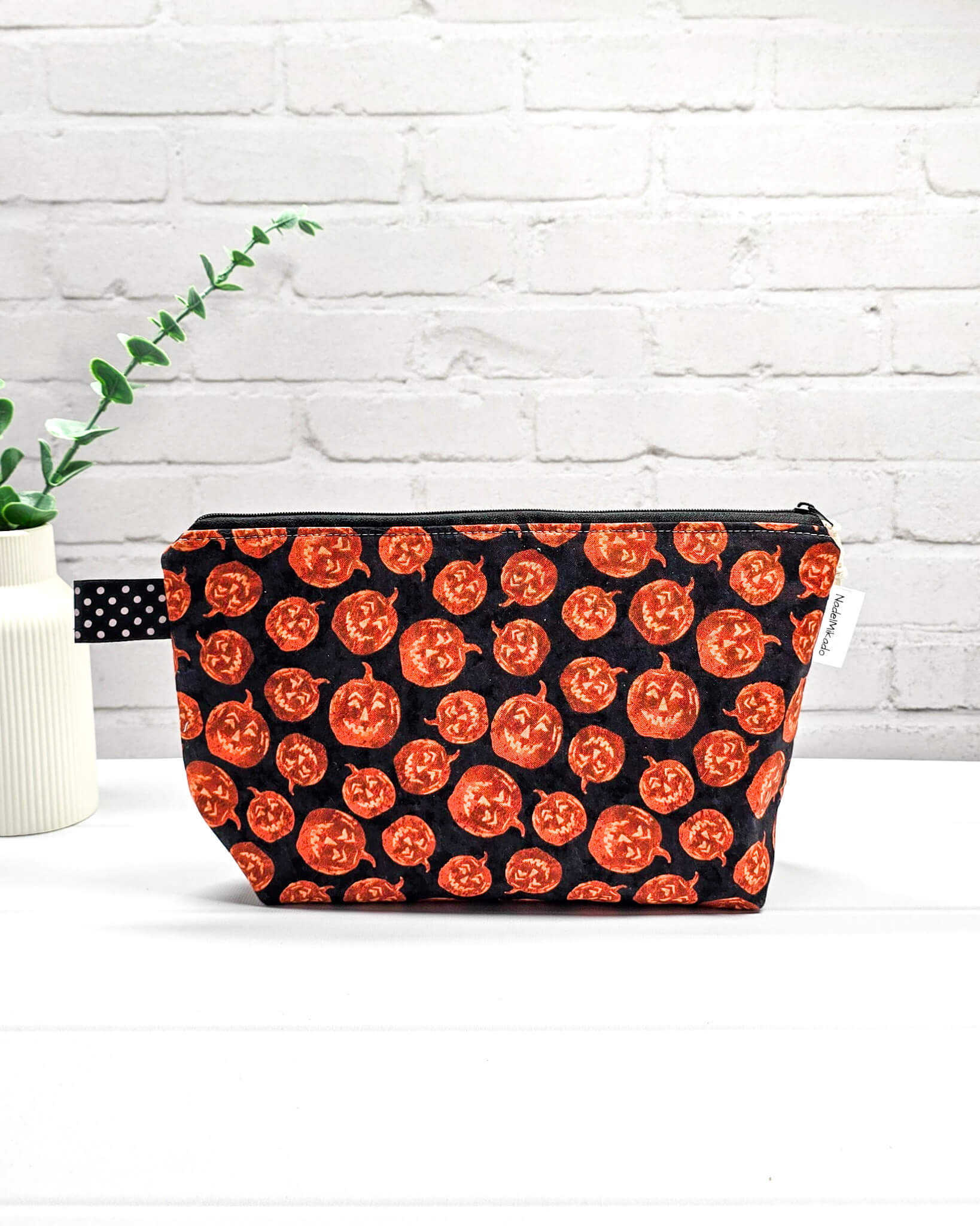 Kleine Projekttasche Isvind S mit Halloween-Kürbis-Motiv auf schwarzem Stoff, handgefertigte Strickzeugtasche für Nadeln und Wolle - handgenäht in Bayern von Nadelmikado
