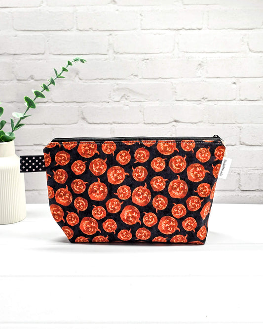 Kleine Projekttasche Isvind S mit Halloween-Kürbis-Motiv auf schwarzem Stoff, handgefertigte Strickzeugtasche für Nadeln und Wolle - handgenäht in Bayern von Nadelmikado