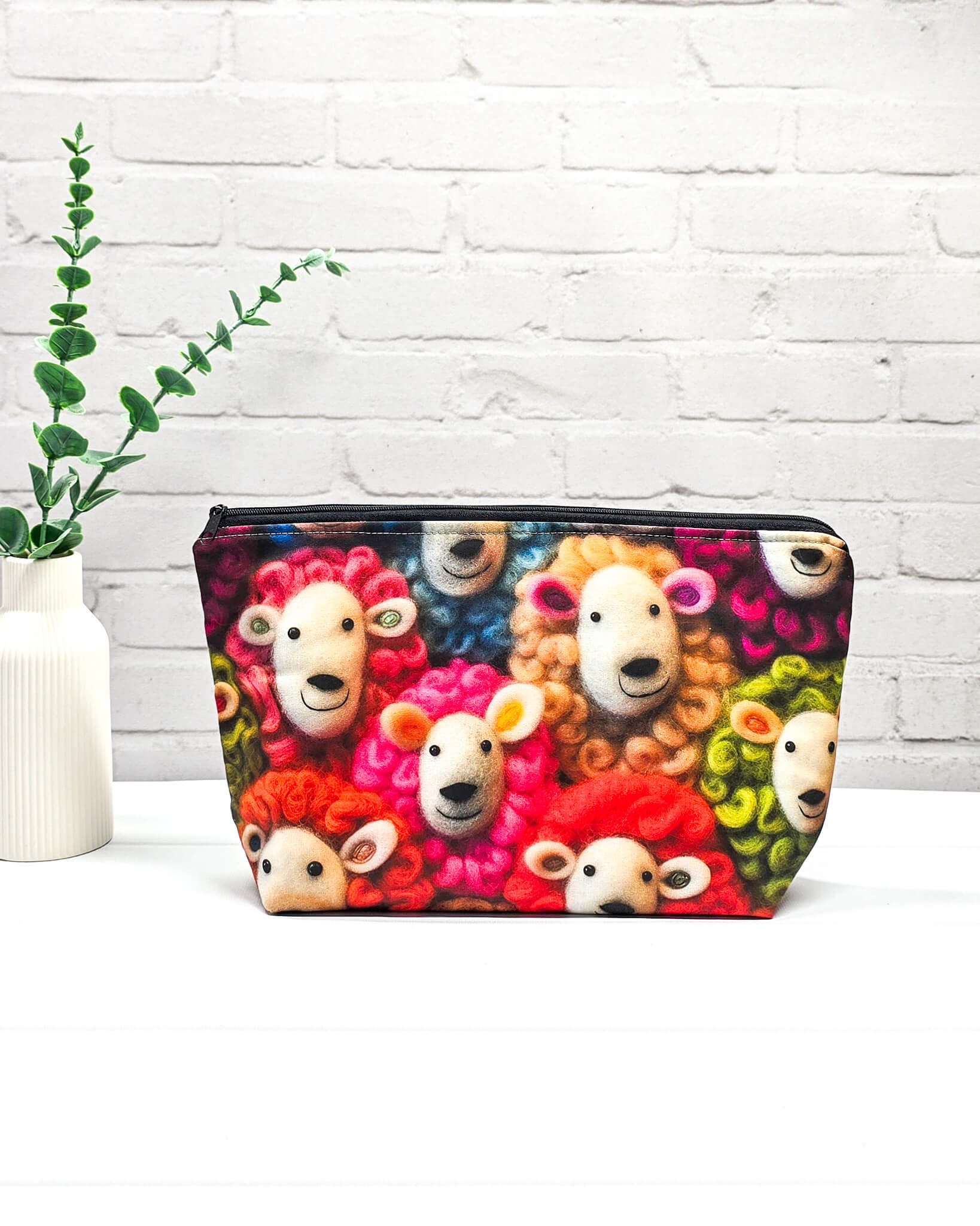 Projekttasche Isvind S Happy Sheep mit buntem Schafmotiv - handgenäht in Bayern von Nadelmikado