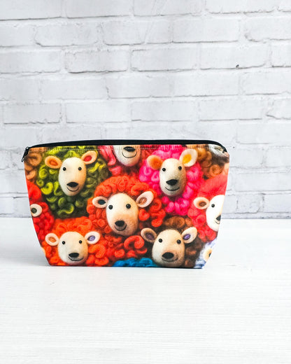 Projekttasche Isvind S Happy Sheep mit buntem Schafmotiv - handgenäht in Bayern von Nadelmikado