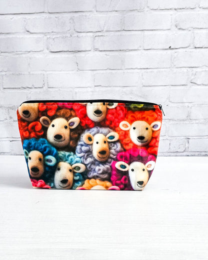 Projekttasche Isvind S Happy Sheep mit buntem Schafmotiv - handgenäht in Bayern von Nadelmikado