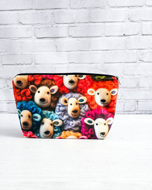 Projekttasche Isvind S Happy Sheep mit buntem Schafmotiv - handgenäht in Bayern von Nadelmikado