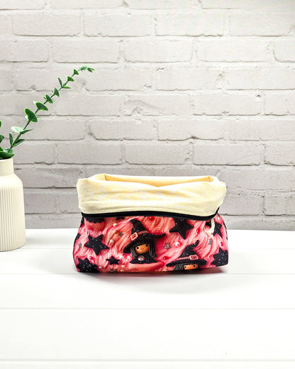 Handgefertigte Projekttasche Isvind S mit Hexen-Motiv und schwarzen Sternen auf pinkfarbenem Stoff, kleine Strickzeugtasche für Nadeln und Wolle - handgenäht in Bayern von Nadelmikado