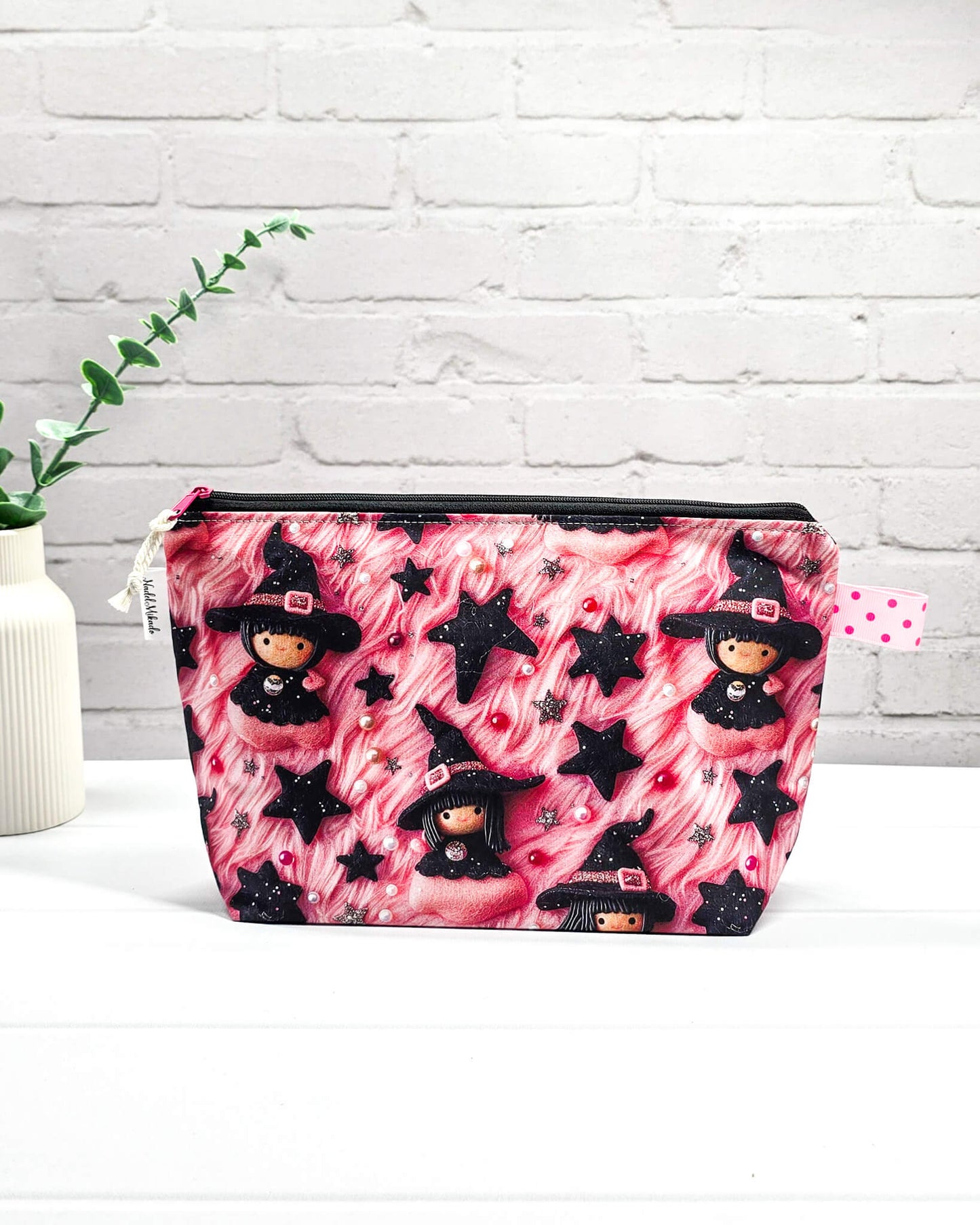 Handgefertigte Projekttasche Isvind S mit Hexen-Motiv und schwarzen Sternen auf pinkfarbenem Stoff, kleine Strickzeugtasche für Nadeln und Wolle - handgenäht in Bayern von Nadelmikado
