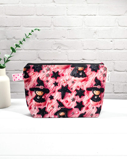 Handgefertigte Projekttasche Isvind S mit Hexen-Motiv und schwarzen Sternen auf pinkfarbenem Stoff, kleine Strickzeugtasche für Nadeln und Wolle - handgenäht in Bayern von Nadelmikado