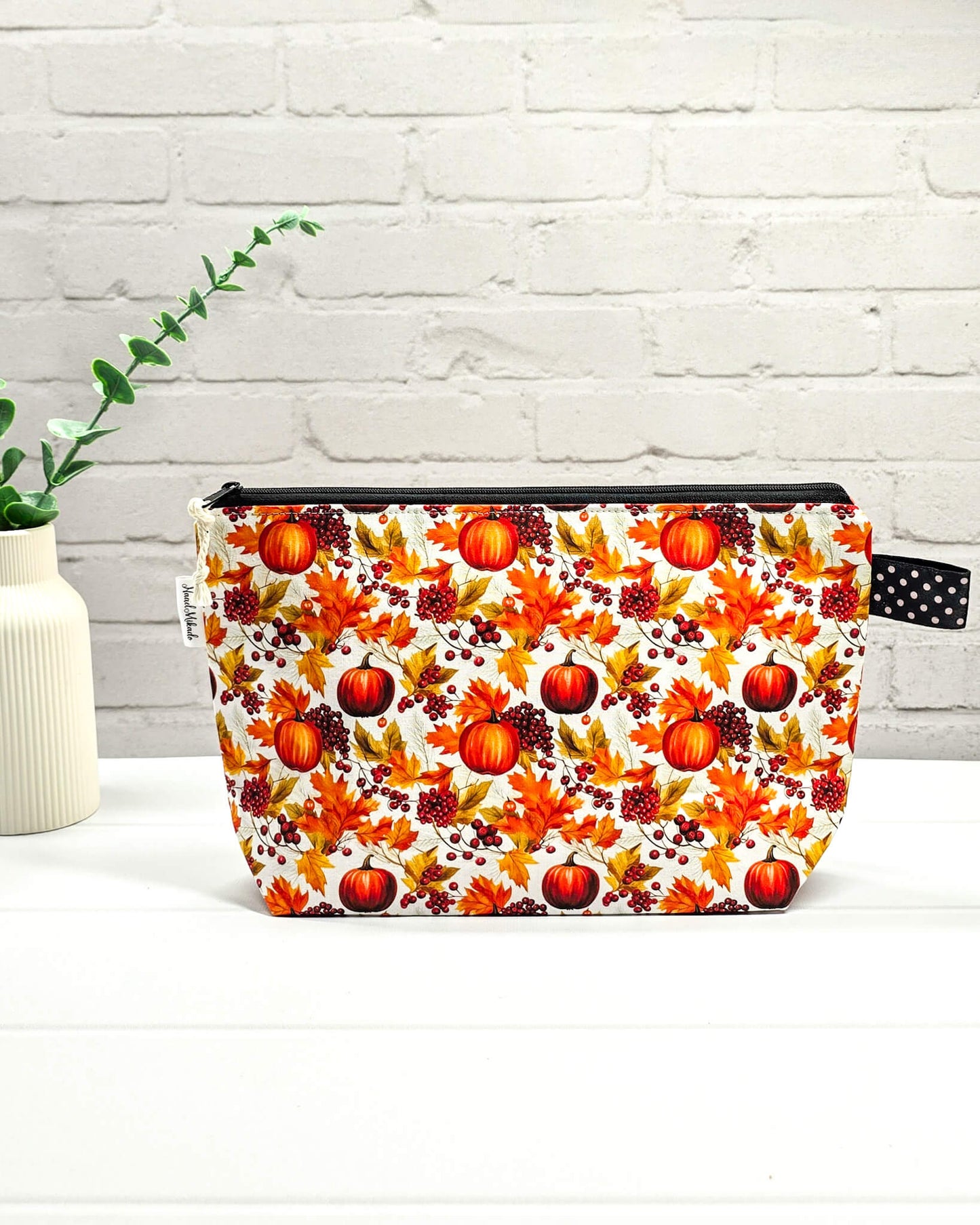 Handgefertigte Projekttasche Isvind S mit Kürbis-Motiv, Ahornblättern und roten Beeren auf weißem Grund, kleine Tasche für Wolle und Strickzeug - handgenäht in Bayern von Nadelmikado