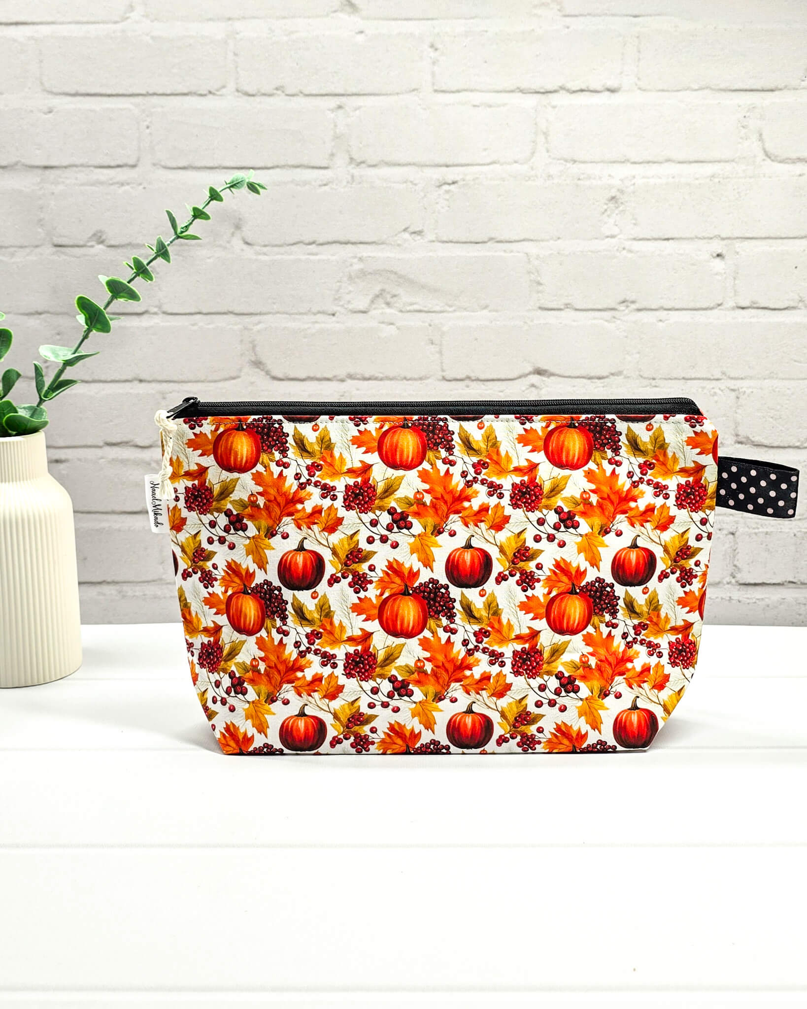 Handgefertigte Projekttasche Isvind S mit Kürbis-Motiv, Ahornblättern und roten Beeren auf weißem Grund, kleine Tasche für Wolle und Strickzeug - handgenäht in Bayern von Nadelmikado