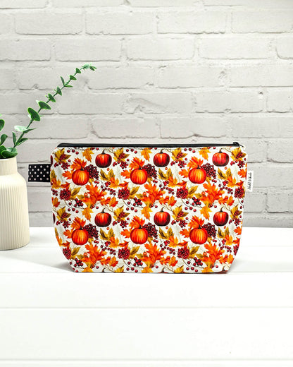 Handgefertigte Projekttasche Isvind S mit Kürbis-Motiv, Ahornblättern und roten Beeren auf weißem Grund, kleine Tasche für Wolle und Strickzeug - handgenäht in Bayern von Nadelmikado