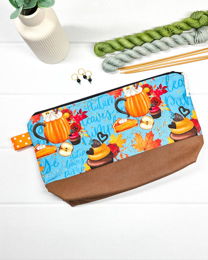 Stricktasche mit Kürbis- und Herbst-Motiv auf Blau, braunem Canvas-Boden und Reißverschluss. Platz für 200g Wolle. Handgenäht in Bayern von Nadelmikado.