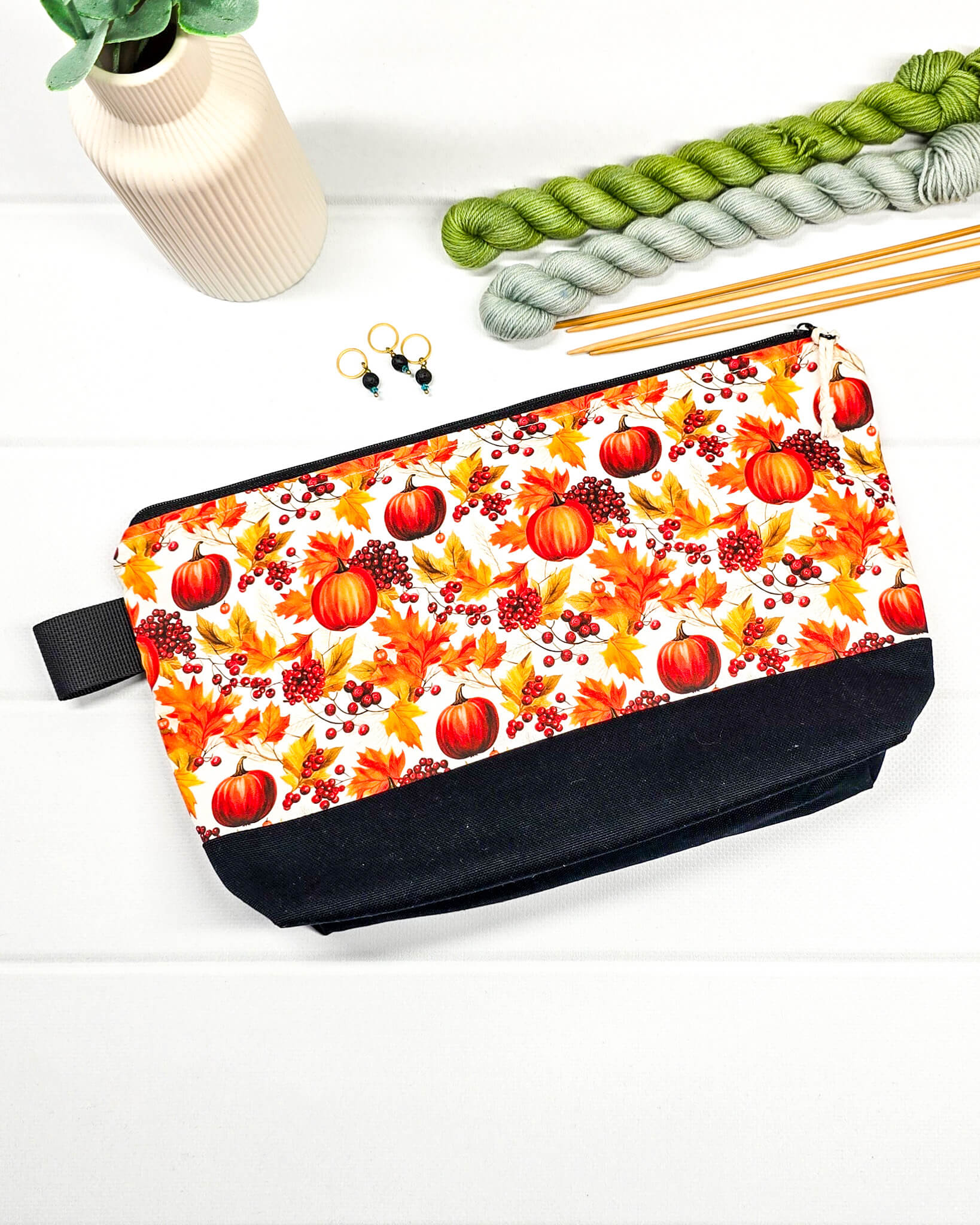 Stricktasche mit Kürbis- und Herbstlaub-Motiv, schwarzem Canvas-Boden und Reißverschluss. Platz für 200g Wolle. Handgenäht in Bayern von Nadelmikado.