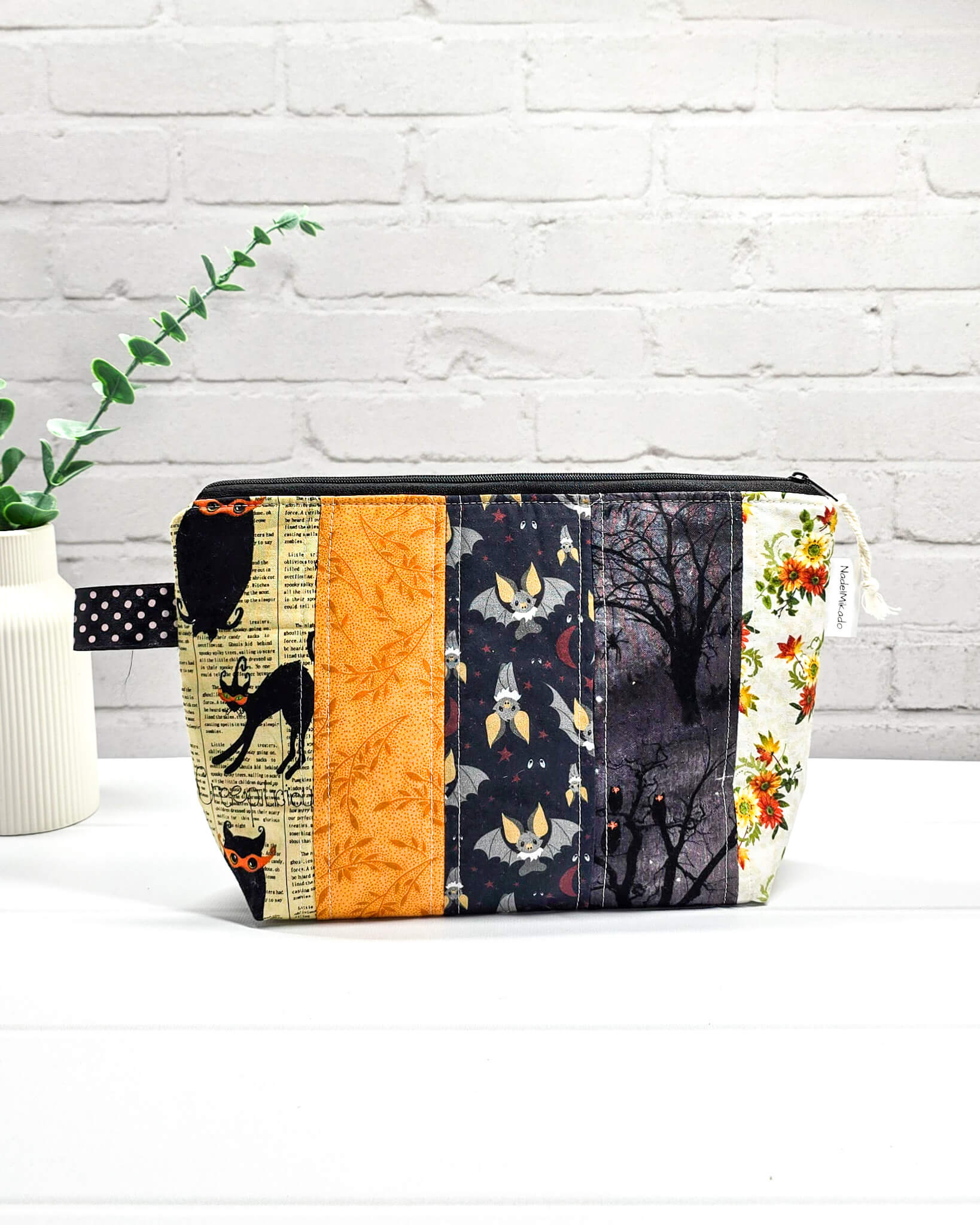Handgefertigte Projekttasche Isvind S in Beige mit hochwertiger Halloween-Stickerei (Frauenkopf mit Messy Bun, Spinnennetz und Fledermäusen), kleine Strickzeugtasche - handgenäht in Bayern von Nadelmikado