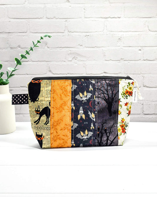 Handgefertigte Projekttasche Isvind S in Beige mit hochwertiger Halloween-Stickerei (Frauenkopf mit Messy Bun, Spinnennetz und Fledermäusen), kleine Strickzeugtasche - handgenäht in Bayern von Nadelmikado