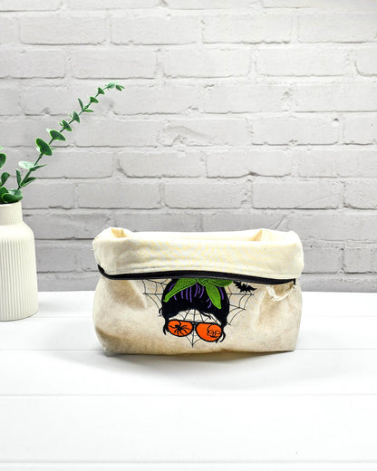 Handgefertigte Projekttasche Isvind S in Beige mit hochwertiger Halloween-Stickerei (Frauenkopf mit Messy Bun, Spinnennetz und Fledermäusen), kleine Strickzeugtasche - handgenäht in Bayern von Nadelmikado